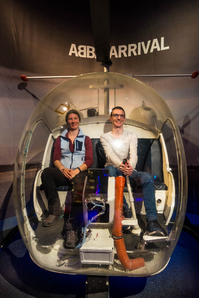 Melanie sitzt mit ihrem Bruder in einem Helikopter im ABBA-Museum in Stockholm