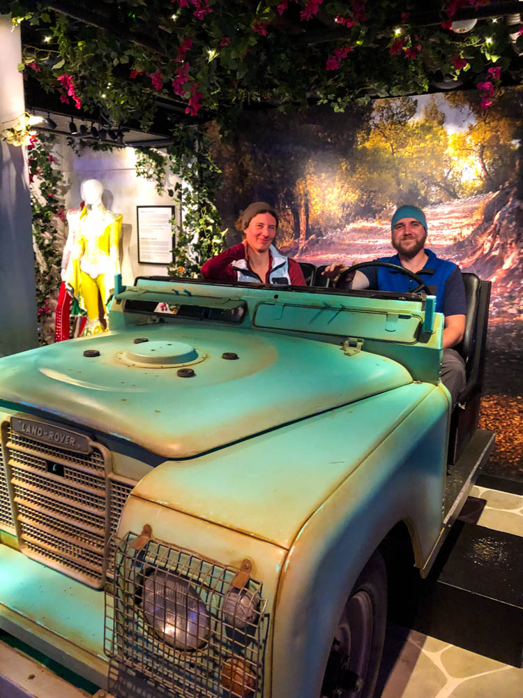 Melanie und Julian sitzen in einem alten Fahrzeug und grinsen in die Kamera. ABBA-Museum in Stockholm mit interessanter Ausstellung