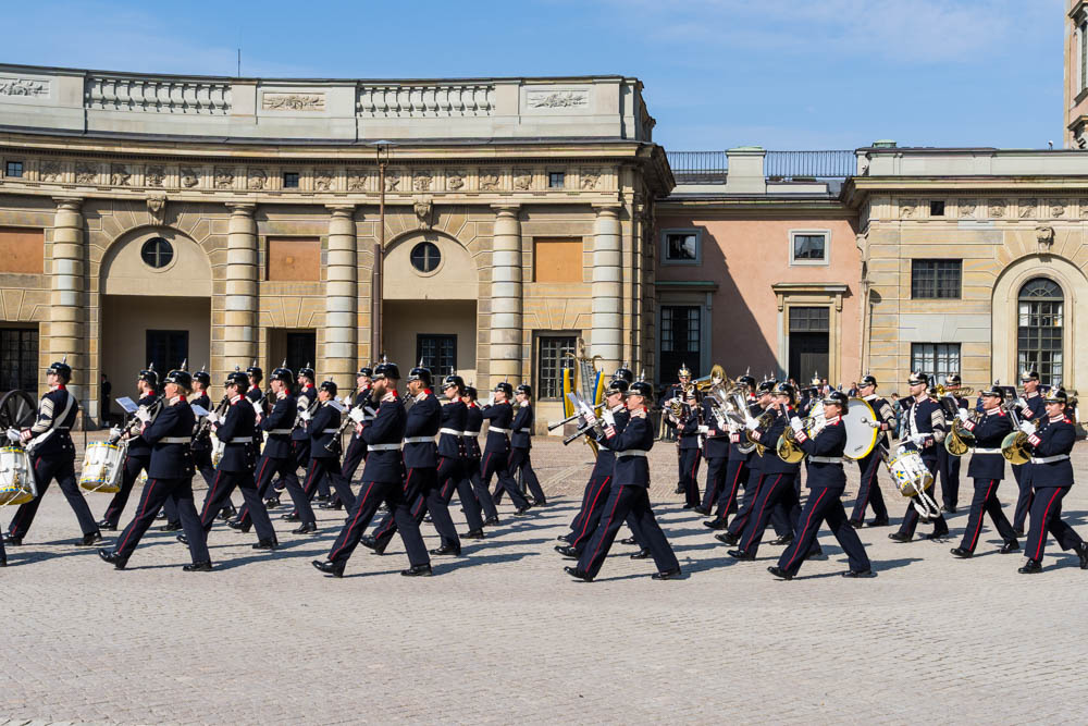 Wachwechsel in Stockholm mit Blasorchester vor dem Palast. Sehenswerte Reiseziele in Schweden