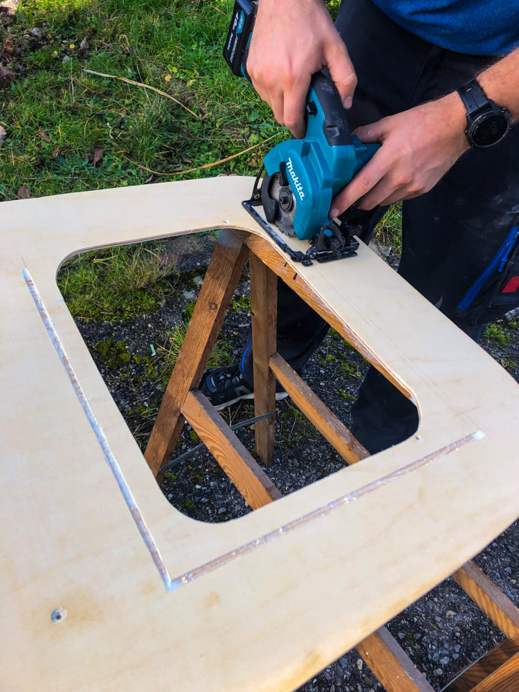 Kerbe in Holzausschnitt für Magnetband