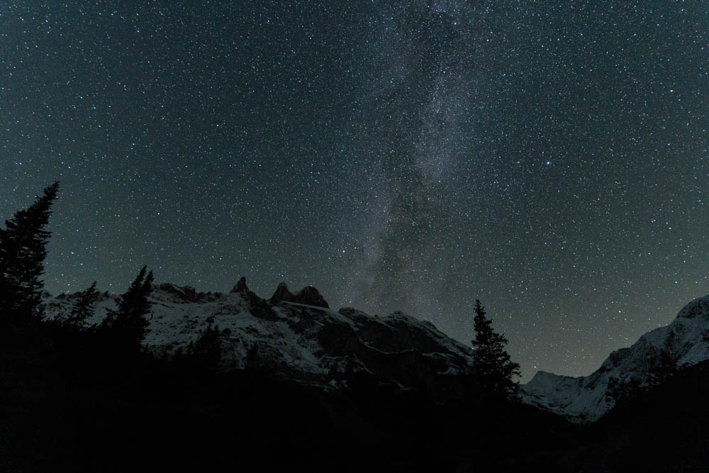 Milchstraße über den 3 Türmen im Montafon in Österreich. Sternenfotografie Herbst. Erste Schneefelder in den Bergen