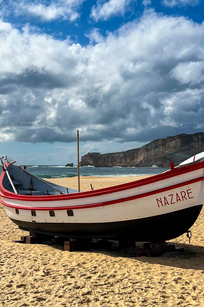 Nazare in Portugal. Am Strand liegt ein Boot. Frühling am Atlantik