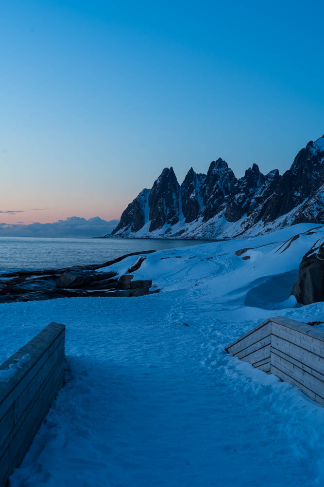 Sonnenuntergang bei Tungeneset im Winter mit Schnee. Senja, Norwegen