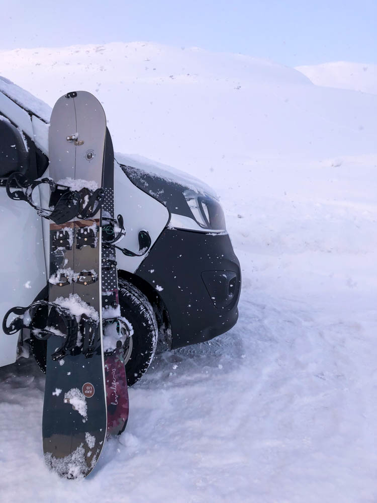 Splitboards lehnen an Van Vivaldi bei Schneefall auf Senja.