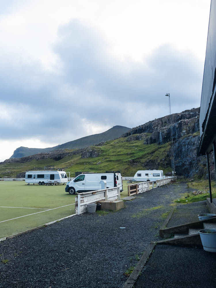 Fußballplatz als Campingplatz auf den Färöer. Mit dem Camper auf die Färöer Inseln