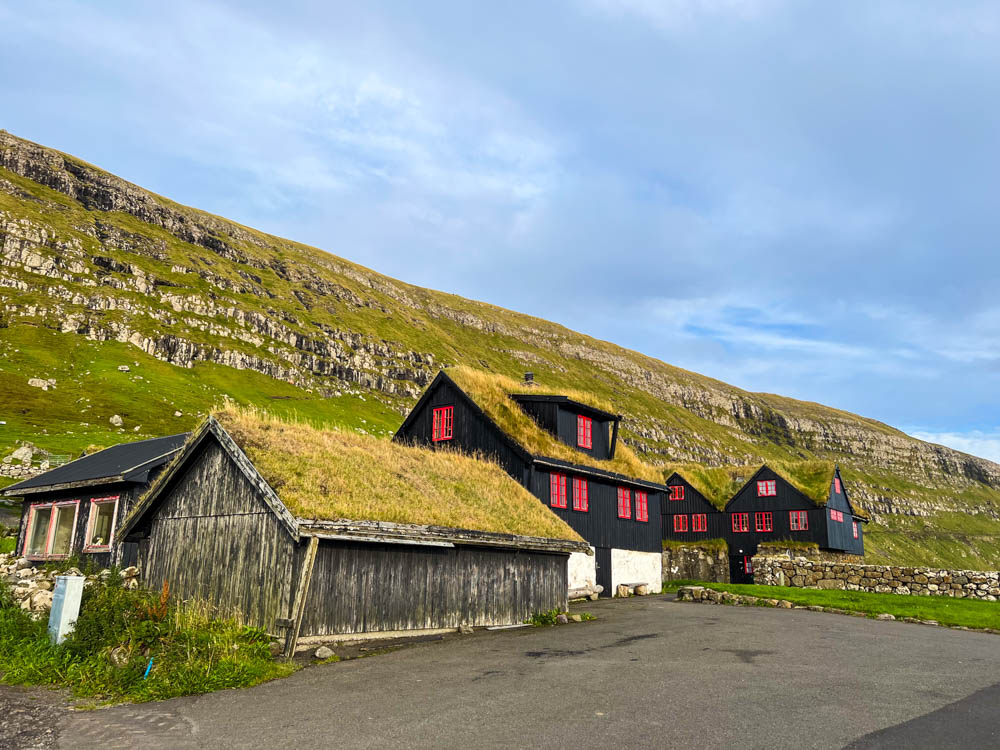 alte Häuser in Kirkjubøur Färöer Inseln
