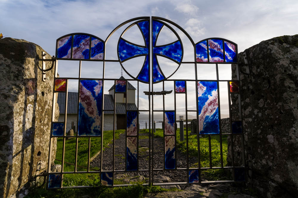 Ortskirche von Kirkjubøur hochmittelalterlich. Geschichte zum anfassen auf den Färöer Inseln mit dem Camper unterwegs