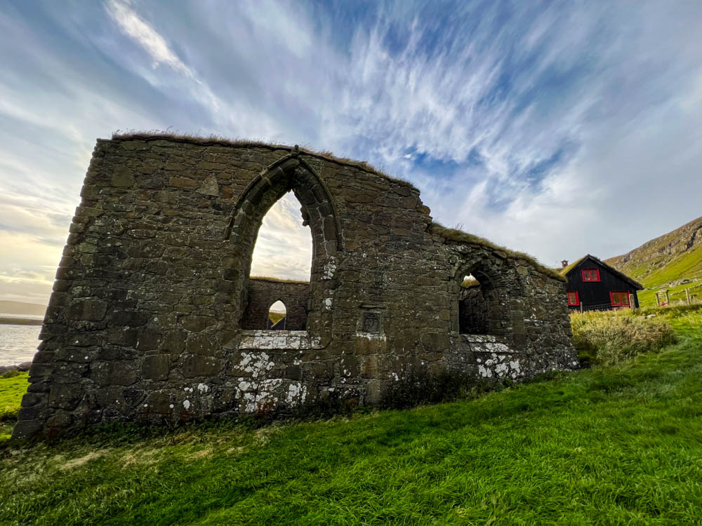 Kirkjubøur auf den Färöer Inseln: Dom Ruine des St.-Magnus-Doms stammt aus dem 14. Jahrhundert. Mit dem Camper unterwegs
