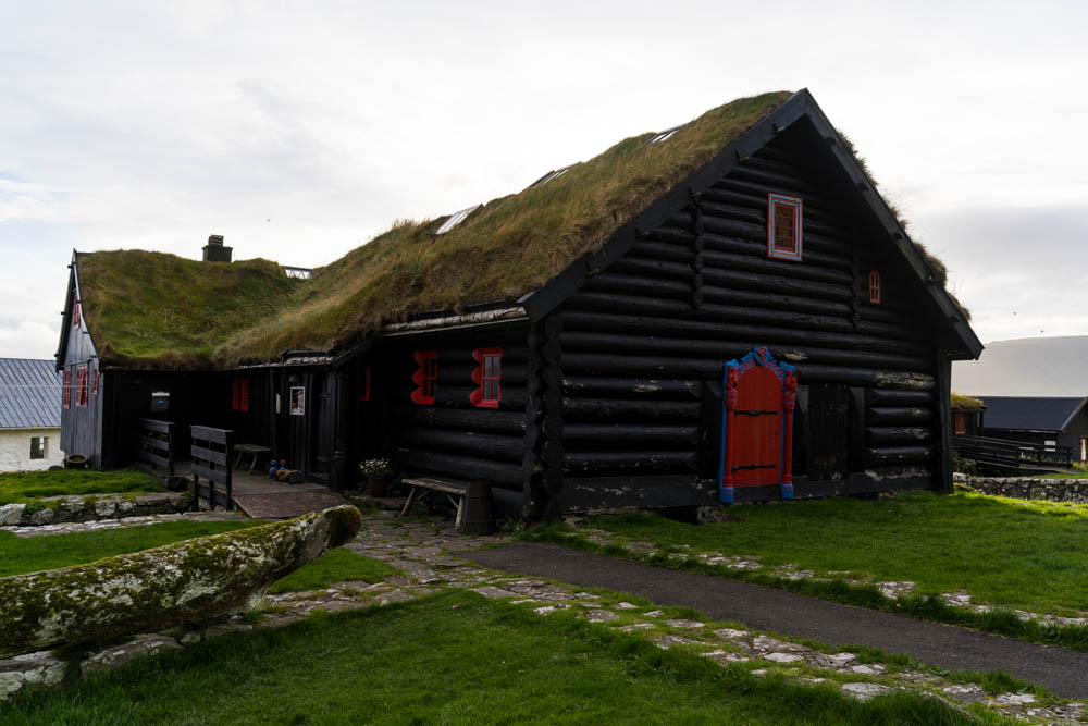 Kirkjubøur auf den Färöer Inseln: Blockhaus Roykstovan ist hochmittelalterlich. Dieses Blockhaus zählt als eine der ältesten noch bewohnten Holzhäusern Europas. Mit dem Camper unterwegs