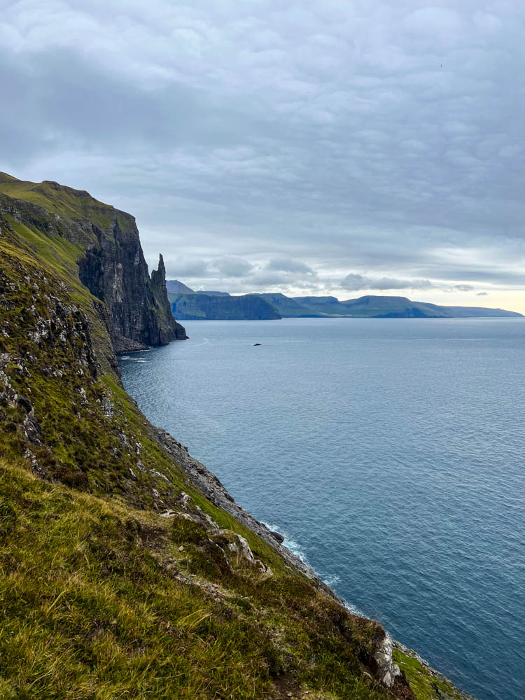 Hexenfinger Färöer Inseln. Wanderung an Küste entlang