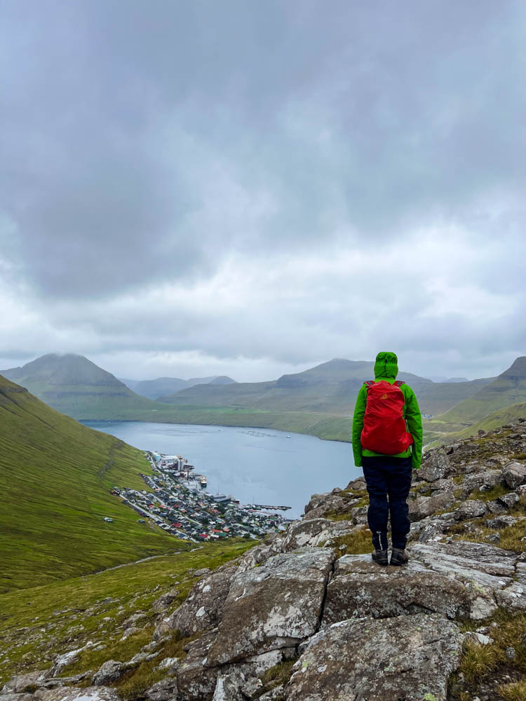 Wanderung Hellurnar nach Fuglafjørður. Julian blickt von Anhöhe nach Fuglafjørður bei Nebel und Regen. Mit dem Camper auf die Färöer Inseln.