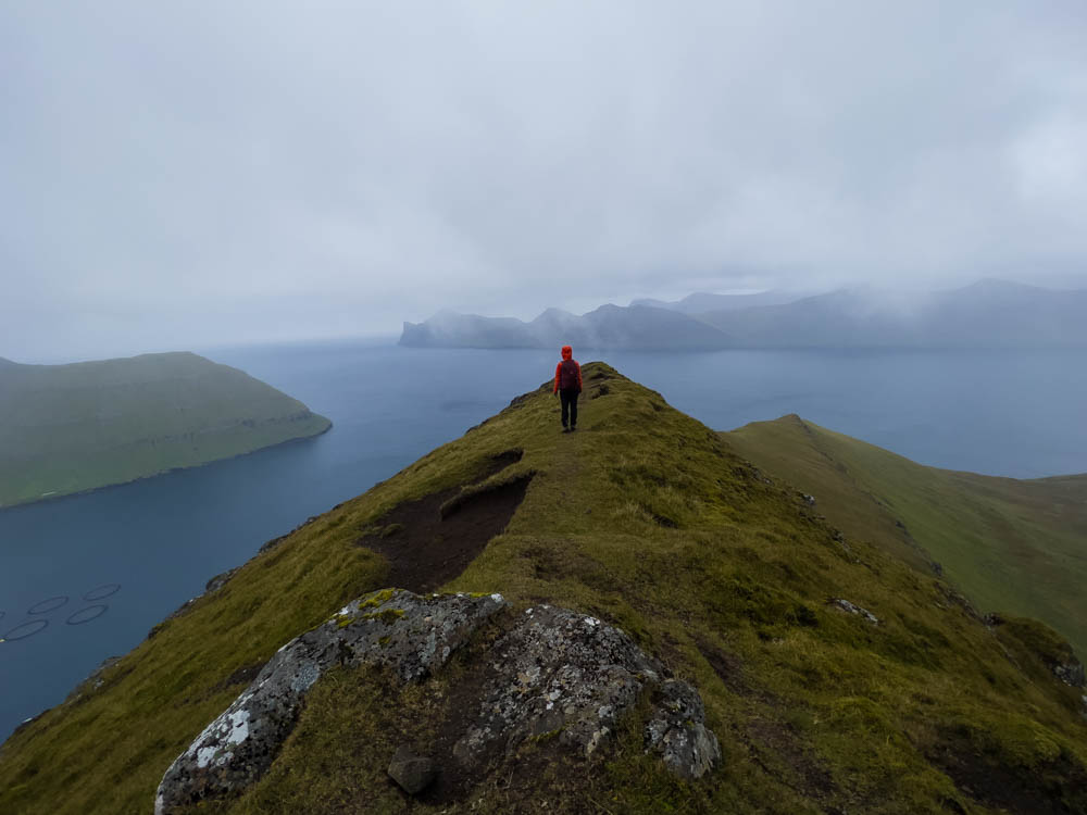 Wanderung Hellurnar nach Fuglafjørður. Melanie am Gipfel Altarid bei Nebel und Regen. Mit dem Camper auf die Färöer Inseln.