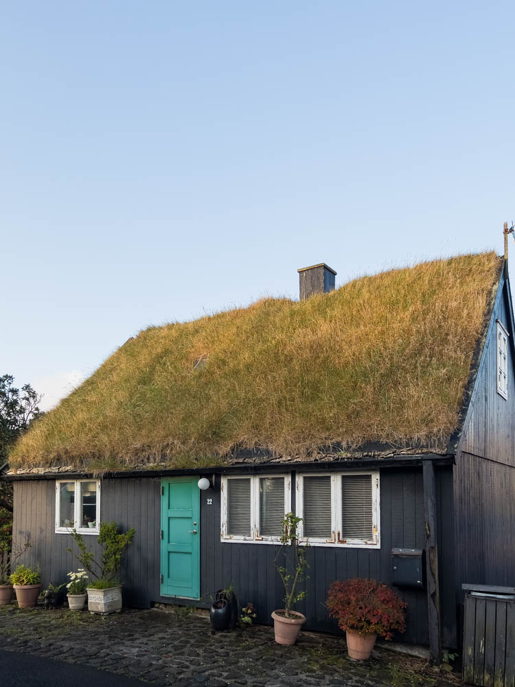Hauptstadt Tórshavn Färöer Inseln - altes Viertel der Stadt. Geteertes Holzhaus mit Grasdach