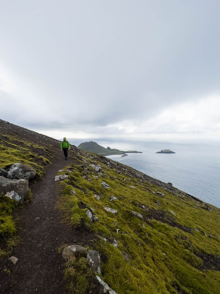 Julian beim wandern auf alter Postroute von Bøur nach Gásadalur auf Insel Vágar der Färöer Inseln. Mit dem Camper ein tolles Ziel