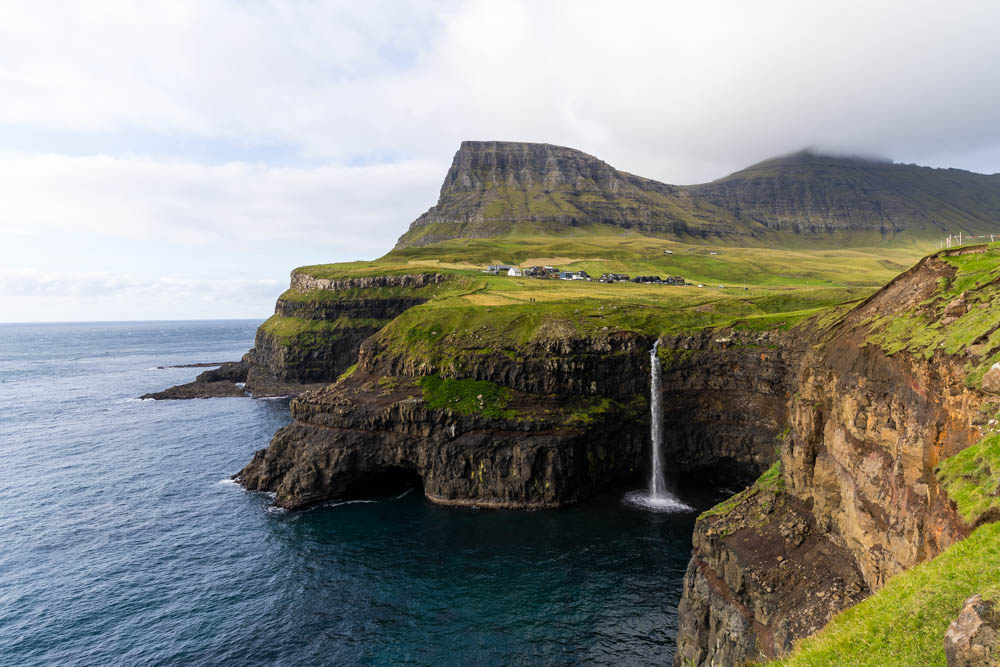 Múlafossur Wasserfall auf Insel Vágar. Eine Sehenswürdigkeit auf den Färöer Inseln mit dem Camper gut erreichbar