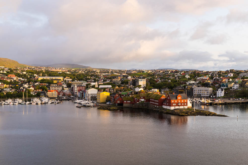 Mit dem Camper auf die Färöer Inseln: Fähreinfahrt Hauptstadt Torshavn.