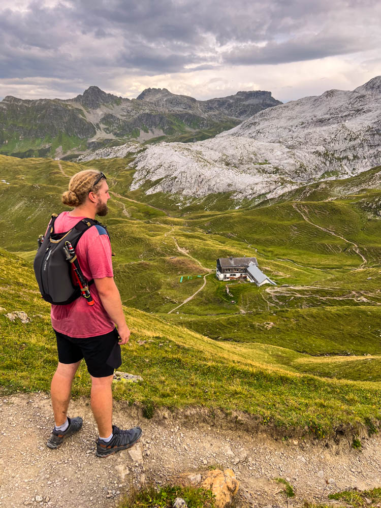 Julian bei einer Wanderung in den Alpen mit Trailrunning-Weste