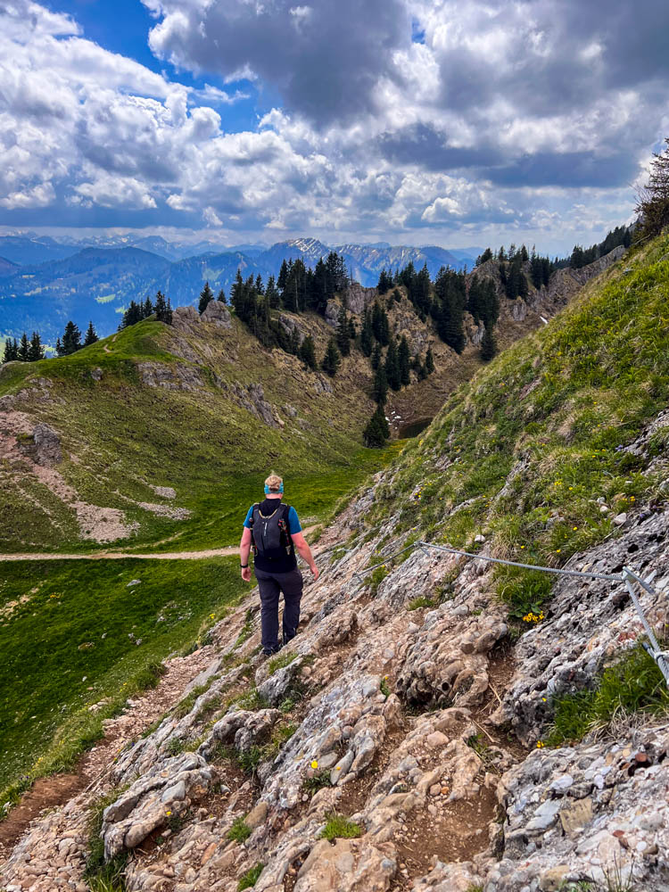 Julian bei einer Wanderung in den Alpen.